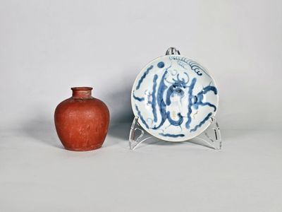 Lot de deux céramiques comprenant une assiette en porcelaine…