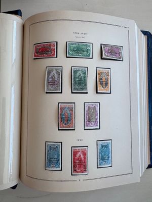 un livre sur lequel sont collés tout un tas de timbres différents