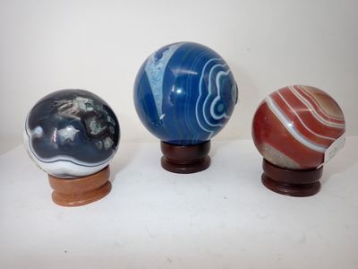1 lot de 3 boules en pierre dure, diam 6,5 à 4,5 cm