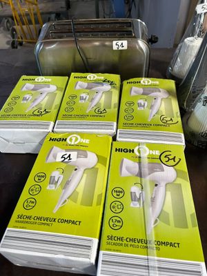 quatre boîtes de sèche-cheveux posées sur une table