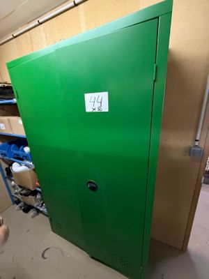 une armoire métallique verte au milieu d'une pièce