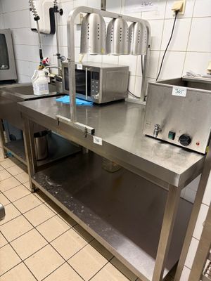 une cuisine équipée de plans de travail et d'appareils électroménagers en acier inoxydable