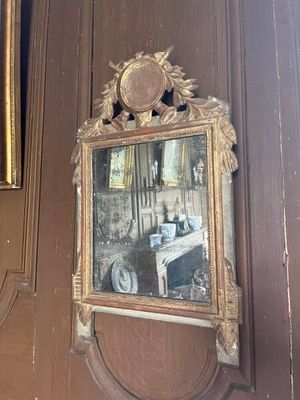 un miroir accroché au mur à côté d'un miroir