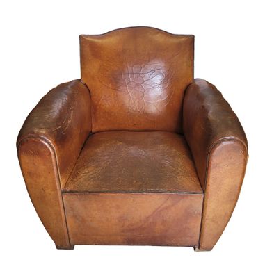 fauteuil en cuir marron sur fond blanc, avec un fond blanc