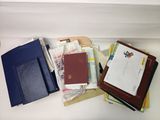 beaucoup de livres et de papiers sur la table