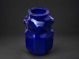 une image représentant un vase bleu sur fond noir