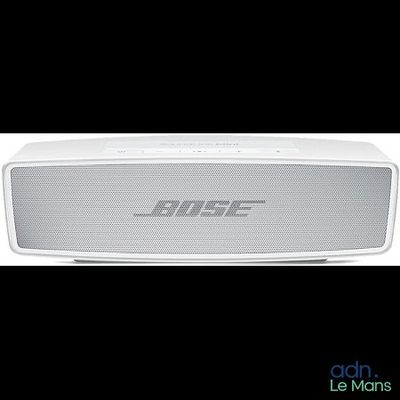 un gros plan d'une enceinte blanche sur fond noir