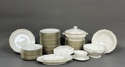 beaucoup d'assiettes et de bols posés sur une table
