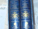 trois livres bleus posés sur une table, sur laquelle se trouve un mot
