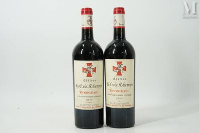 deux bouteilles de vin rouge posées l'une à côté de l'autre sur une surface blanche