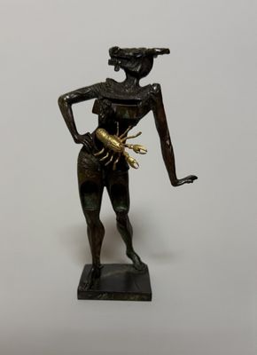 statue en bronze représentant une femme tenant un oiseau, sur fond blanc