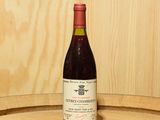 une bouteille de vin posée sur un tonneau