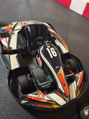 un kart de course portant le numéro 16