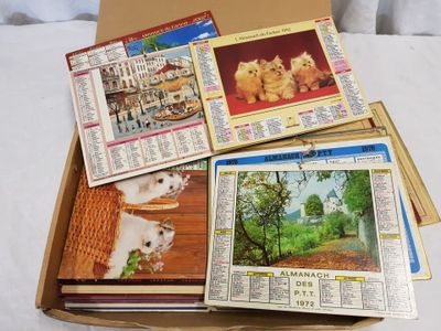 beaucoup de cartes postales dans une boîte posée sur une table