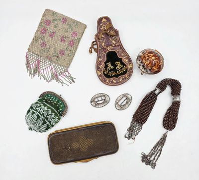 un grand nombre d'objets posés sur la table