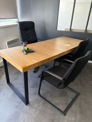 un bureau avec une chaise et un ordinateur dessus