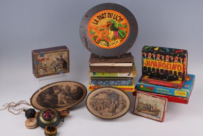 un grand nombre d'objets posés sur une table