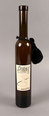 une bouteille de vin entourée d'un ruban noir