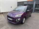 La Citrole violette est garée devant un immeuble