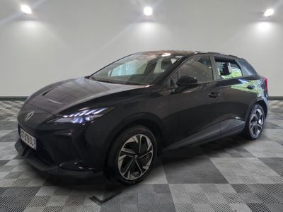 Une Toyota C-HR noire est garée sur un sol à damier.