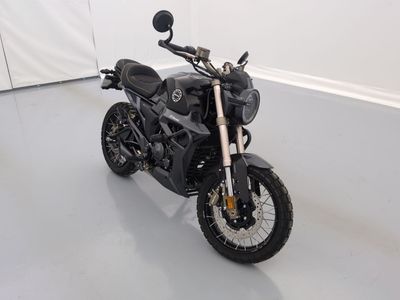 une photo d'une moto garée dans une pièce blanche