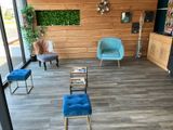 une pièce contenant beaucoup de chaises et de tables