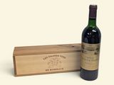 une bouteille de vin posée à côté d'une caisse en bois