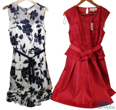 deux robes sur un cintre, dont une blanche et une rouge