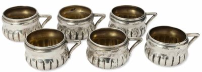 six tasses argentées avec anse, sur fond blanc