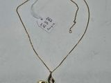 un collier en or orné d'un papillon noir et blanc