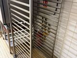 une photo d'une cuisine professionnelle avec une étagère remplie d'aliments