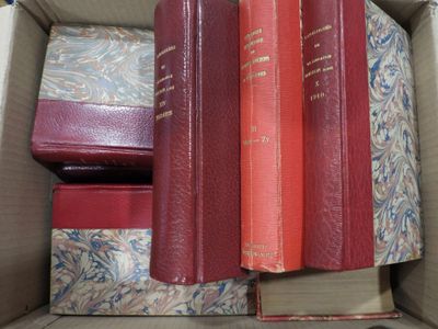 trois livres dans une boîte, empilés les uns sur les autres