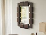 une table sur laquelle se trouvent une lampe et un miroir