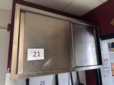 une armoire métallique portant un numéro, dans la cuisine