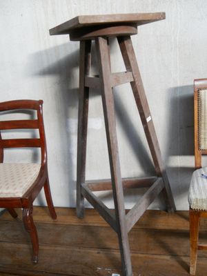 deux chaises et un tabouret posés par terre dans une pièce