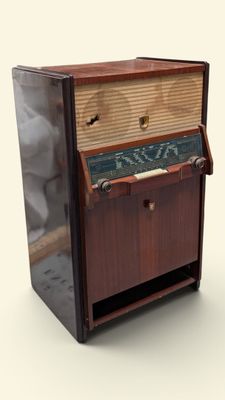 une vieille radio posée sur une table