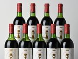 six bouteilles de vin rouge sont alignées sur une table en bois