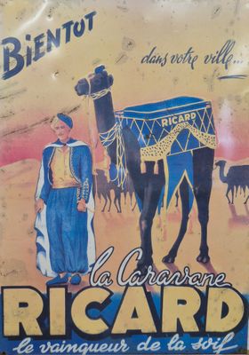 panneau publicitaire français représentant un chameau et une femme en robe bleue avec un chameau