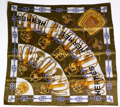 foulard en soie marron orné d'un motif doré et bleu représentant des verres et des bouteilles de bière