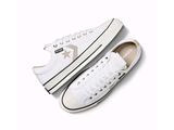 baskets basses Converse blanches avec un logo noir et blanc sur le côté