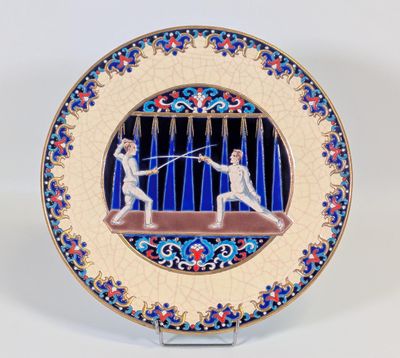 une image représentant une assiette décorative sur laquelle figurent deux escrimeurs