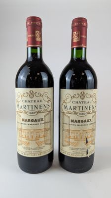 deux bouteilles de vin rouge posées l'une à côté de l'autre sur une table