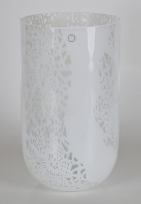 un gros plan d'un vase en verre orné d'un motif blanc