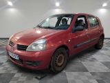 la photo d'une voiture rouge garée dans un garage