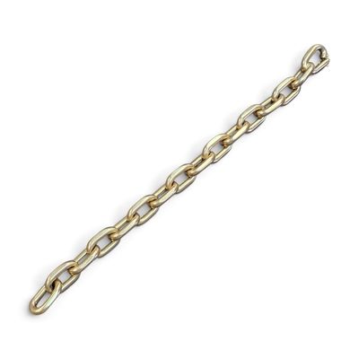 gros plan d'un bracelet en chaîne en or sur fond blanc