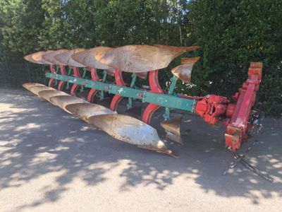 une photo d'une charrue tractée utilisée par un agriculteur