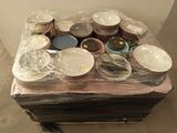 une pile d'assiettes et de bols posée sur une palette