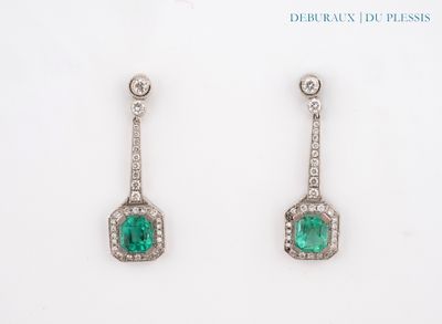 une image d'une paire de boucles d'oreilles en émeraude et diamant