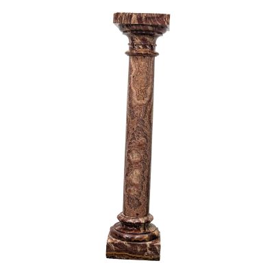 une image représentant un grand pilier en bois dont le sommet est sculpté