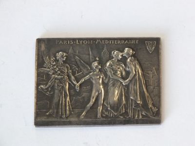 une plaque métallique sur laquelle figurent les portraits d'un homme et d'une femme